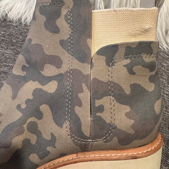 Dolce Vita Huey Chelsea Boots – Green Camo Print – Size 10 – 2.5" Heel Combat - Picture 5 of 6